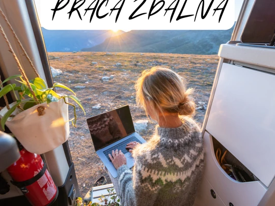 Kobieta z laptopem oglądająca krajobraz, u góry napis "Praca zdalna"